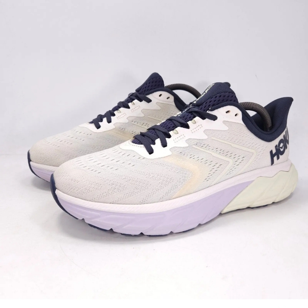 Womens Hoka One One Arahi 5  running shoes size 7.5 B. EUC. White tennis shoes